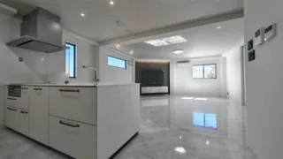 🕊️ 新装実績紹介！人気の“白ベース”空間 🕊️
白を基調にまとめた、明るく開放的な住まい。
光の反射で空間全体がやわらかく見えるよう、
素材選びにもこだわりました！
🪞 フロアタイル：サンゲツ IS-2119
結晶のような透明感が美しい白系の石目柄…
清潔感のある印象を保ちながら、上品なツヤ感をプラス。
🍳 キッチン：Panasonic システムキッチン S-CLASS
直線的なフォルムが空間を引き締め、
全体のトーンに調和するすっきりとしたデザインです！
光・素材・トーンのバランスでつくる、
“シンプルだけど上質な”白の住まい🏰
 
シンプルな中にも、こだわりを感じる空間づくり。
新築を考える方の、照明・製品選びのヒントに！

土樹和だからできる🌿　　
デザイン性の高い、こだわりのお家　　

#土樹和のものづくり #土樹和とつくる 

𓂃𓂃𓂃𓂃𓂃𓂃𓂃𓂃𓂃𓂃𓂃𓂃𓂃𓂃𓂃𓂃𓂃𓂃𓂃𓂃 

施工事例はHPをcheck！⌜ 土樹和 ⌟で検索🔍　　　　　　
その他の投稿は⇢ @tokiwa1090 　　

❁いつでも見返せる様に、この投稿を保存しよう！　　

𓂃𓂃𓂃𓂃𓂃𓂃𓂃𓂃𓂃𓂃𓂃𓂃𓂃𓂃𓂃𓂃𓂃𓂃𓂃𓂃 

お問い合わせ/ご相談はHPのお問い合わせページからお願いします⸝⋆⸝⋆ 　　
オンラインでのご相談も受付中！　　

#愛知工務店 #名古屋工務店 #愛知注文住宅 #名古屋注文住宅 #新装 #白い部屋 #フロアタイルサンゲツ #システムキッチン #パナソニックキッチン #ホワイトルーム