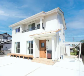 🏡 4LDK＋パントリー＋インナーバルコニー＋畳コーナーの住まい🏡

外観・内装ともに“白”をベースにまとめ、
ナチュラルな素材感を合わせた、
明るく心地よい空間に仕上げました🕊️
光をやわらかく反射する白は、
空間を広く見せたい方にも人気のカラー！

LDKの中心にはファミリークローゼットを配置。
「しまう→使う」の動線が近く、
自然と片付けやすい暮らしに。
家族全員が使いやすい、
家事ラク動線を意識したプランです📝

洗面ルームと脱衣ルームはあえて分け、
忙しい時間帯でも同時に使える
“気兼ねしない”間取りに。
来客時にも便利で、実用性の高い設計です！

“明るさ・使いやすさ・暮らしやすさ”を両立させた、
白が美しく映えるナチュラルなお住まいです◯

土樹和だからできる🌿　　
デザイン性の高い、こだわりのお家　　
　　
#土樹和のものづくり #土樹和とつくる

𓂃𓂃𓂃𓂃𓂃𓂃𓂃𓂃𓂃𓂃𓂃𓂃𓂃𓂃𓂃𓂃𓂃𓂃𓂃𓂃
　　
施工事例はHPをcheck！⌜ 土樹和 ⌟で検索🔍　　　　　　
その他の投稿は⇢ @tokiwa1090 　　
　　

❁いつでも見返せる様に、この投稿を保存しよう！　　
　　
𓂃𓂃𓂃𓂃𓂃𓂃𓂃𓂃𓂃𓂃𓂃𓂃𓂃𓂃𓂃𓂃𓂃𓂃𓂃𓂃
　　
お問い合わせ/ご相談はHPのお問い合わせページからお願いします⸝⋆⸝⋆ 　　
オンラインでのご相談も受付中！　　
　　
　　
#愛知県工務店 #名古屋工務店 #一級建築士事務所 #ホワイトハウス #間取り #間取りのこだわり #ナチュラルハウス #間取りアイディア