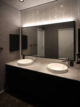 .
＼ホテルライク×和モダンのおしゃれな水廻り／

今回はホテルライクな水廻りにこだわった
名古屋市M様邸の事例をご紹介いたします🎵

清潔感があり、洗練された洗面所とトイレ。
洗面台をダブルボウルにすることで高級感のある
ホテルライクな空間に✨

2人同時に洗面台を使うことができるため、
忙しい朝もストレスなく使用することができます◎

隣でお子さんを見守りながら自分の身支度もできるので、
子育て中の方にもダブルボウルの洗面台はおすすめです！

洗面所の大きな鏡の裏には間接照明があります。
洗面台の上品さを際立たせていますね！
女性の方はお化粧もしやすいですよ💄

トイレは壁側にカウンターを設置。
手洗いもしやすく、天井も高く見えて
とてもスッキリした空間に仕上がりました🎵

ホテルライクな水廻りで、
おしゃれ空間を味わってみるのもいかがでしょうか？☺️

土樹和だからできる🌿　　
デザイン性の高い、こだわりのお家　　
　　
#土樹和のものづくり #土樹和とつくる　　
𓂃𓂃𓂃𓂃𓂃𓂃𓂃𓂃𓂃𓂃𓂃𓂃𓂃𓂃𓂃𓂃𓂃𓂃𓂃𓂃 
施工事例はHPをcheck！⌜ 土樹和 ⌟で検索🔍　　　　　　
その他の投稿は⇢ @tokiwa1090 　　
　　
❁いつでも見返せる様に、この投稿を保存しよう！　　
𓂃𓂃𓂃𓂃𓂃𓂃𓂃𓂃𓂃𓂃𓂃𓂃𓂃𓂃𓂃𓂃𓂃𓂃𓂃𓂃 
家づくりに関するご相談は、
お電話（052-858-1090）またはHP内お問い合わせから
お願いいたします⸝⋆⸝⋆ 　　
オンラインでのご相談も受付中！

#名古屋工務店 #愛知工務店
#名古屋注文住宅