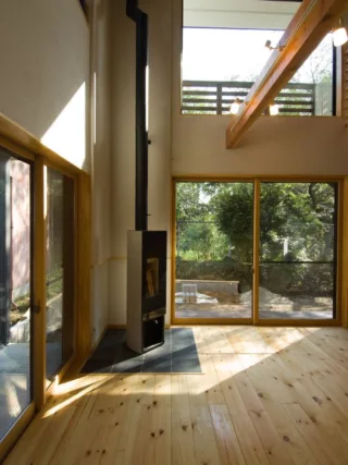 🔥 薪ストーブのある、冬が楽しみになる家 🔥

朝晩の冷え込みが気になる季節。
エアコンだけじゃ物足りない…
そんな時にサスねさはそ薪ストーブのある暮らし。

炎を眺めながら、ぽかぽか温まるリビング。
薪がパチパチはぜる音も、なんだか落ち着きます🪵

薪ストーブは
「どこに置くか」「どう暖めたいか」で
使い心地が大きく変わる設備。

間取りや吹き抜け、床材との相性まで考えられるのは
最初から計画できる注文住宅だからこそです。

寒いから仕方なく暖房する、ではなく
冬をちょっと楽しみに変える選択肢。

家づくりを考えている方は、
こんな暮らし方もぜひ参考にしてみてください😊